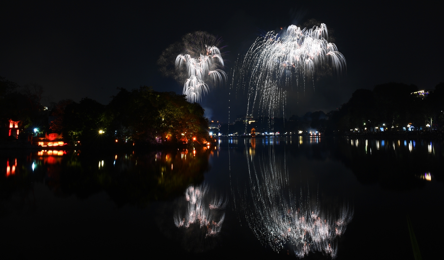 Pháo hoa rực sáng trong thời khắc năm mới Giáp Thìn tại Hà Nội. 1