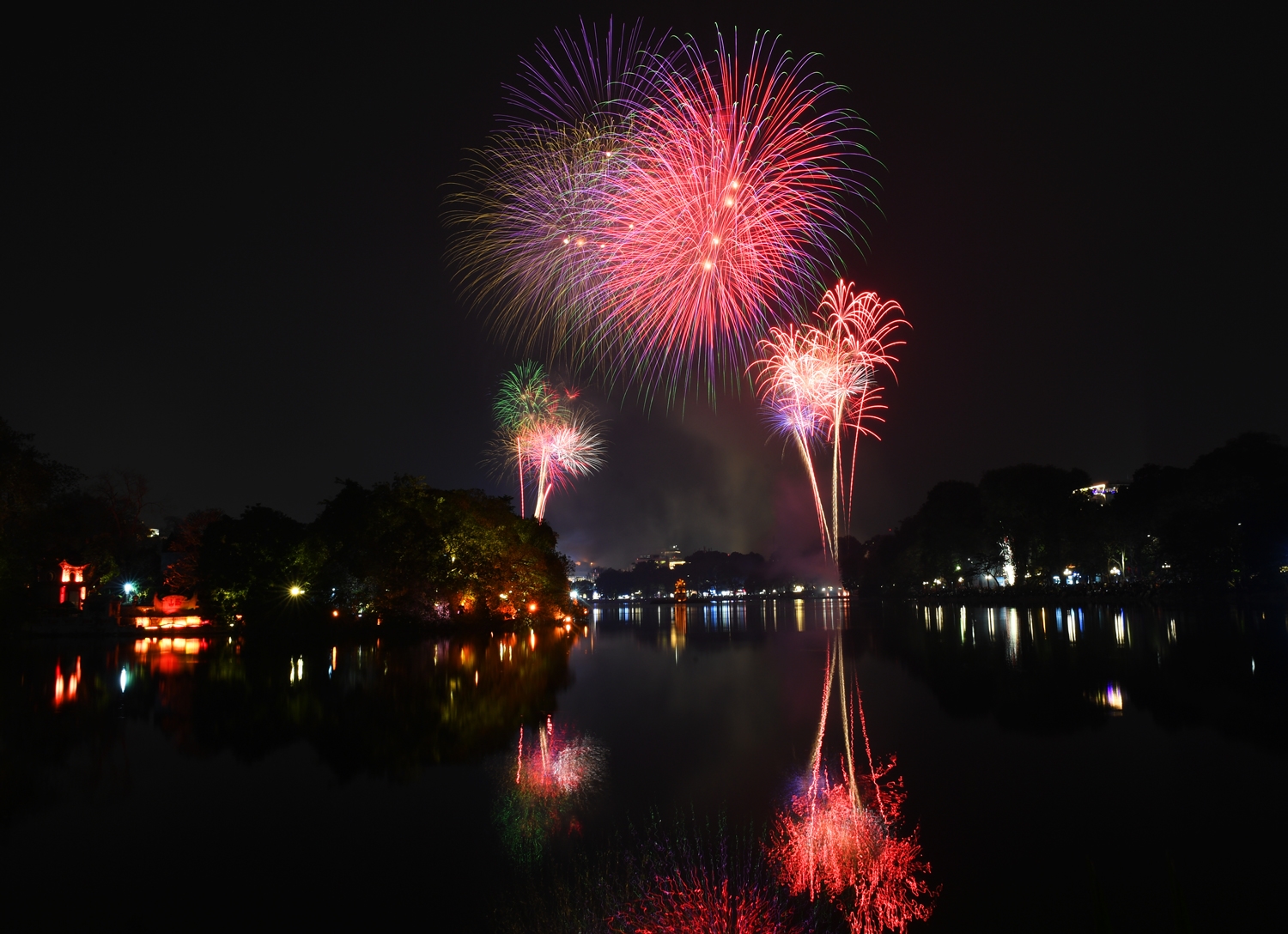 Pháo hoa rực sáng trong thời khắc năm mới Giáp Thìn tại Hà Nội. 4