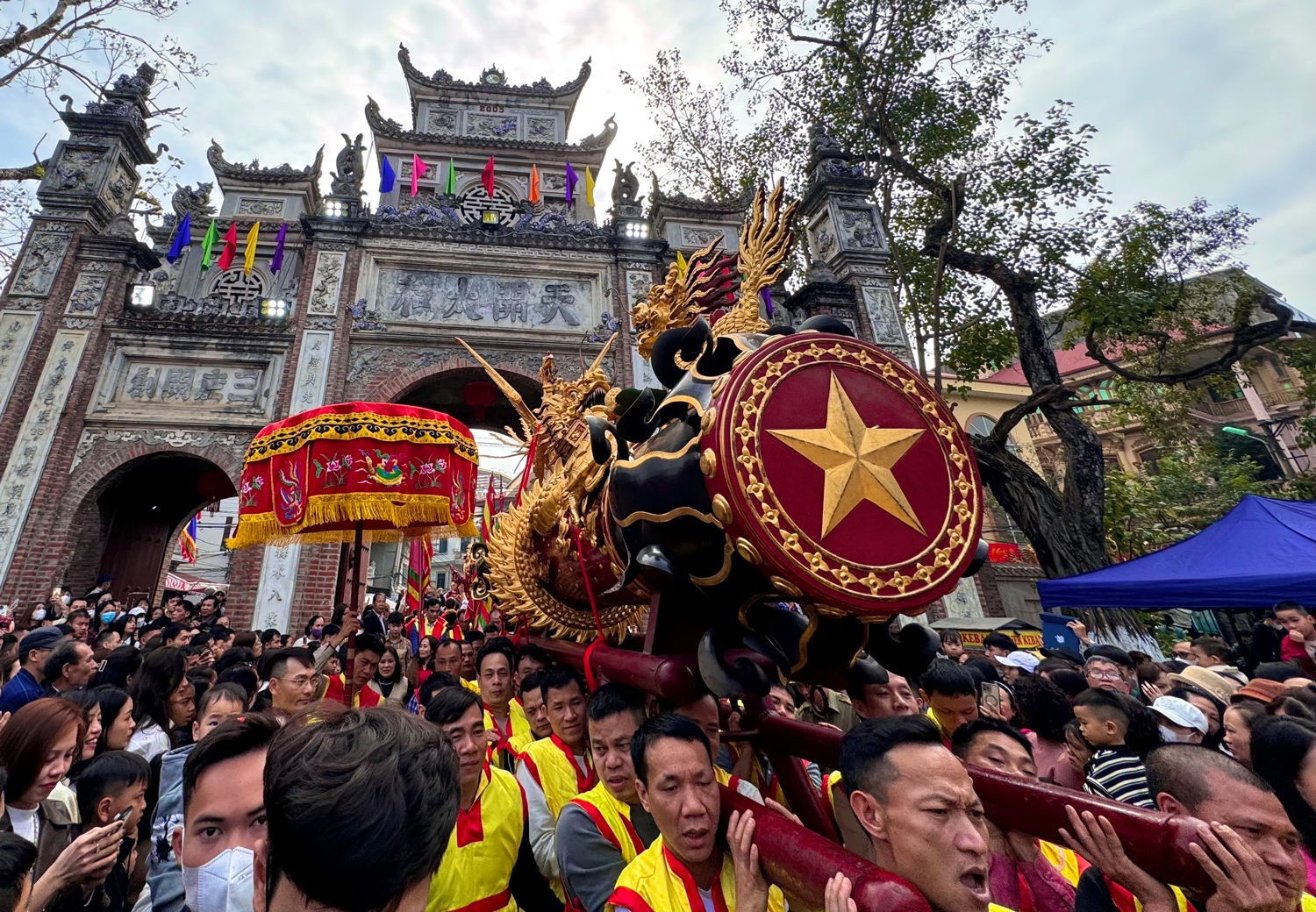 Rực rỡ và sôi động lễ hội rước pháo làng Đồng Kỵ, Bắc Ninh. 