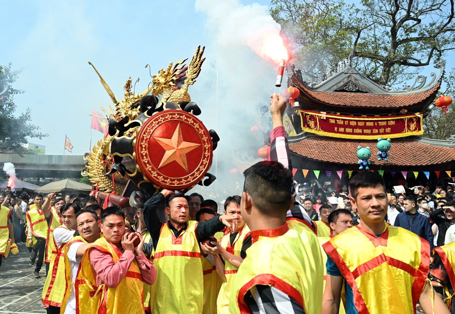 Rực rỡ và sôi động lễ hội rước pháo làng Đồng Kỵ, Bắc Ninh.  11