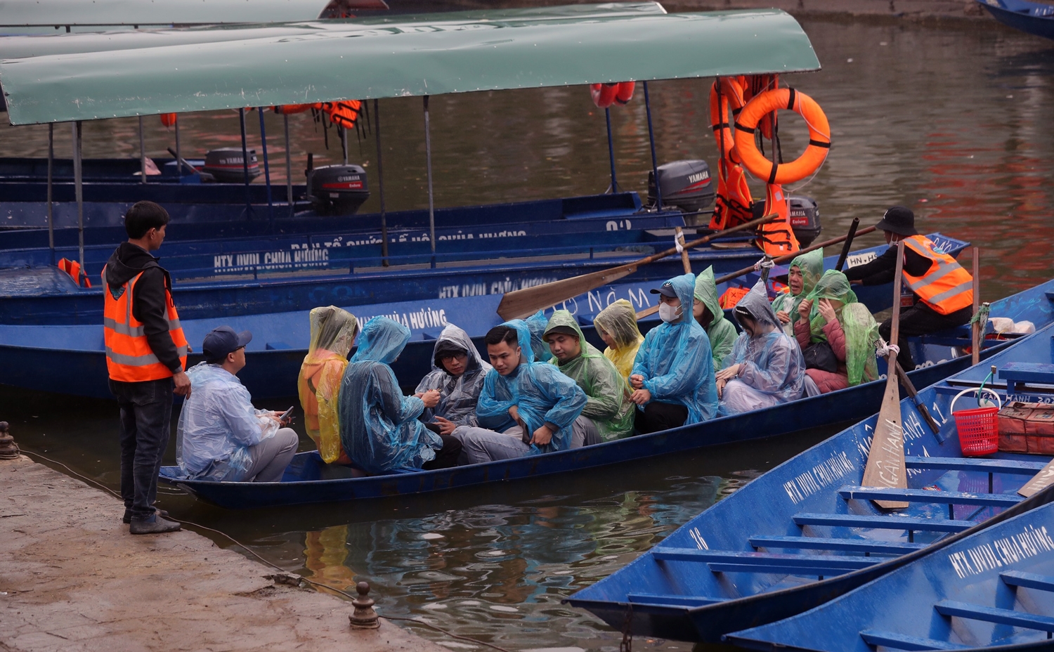 Hàng vạn phật tử và du khách đội mưa khai hội chùa Hương.
