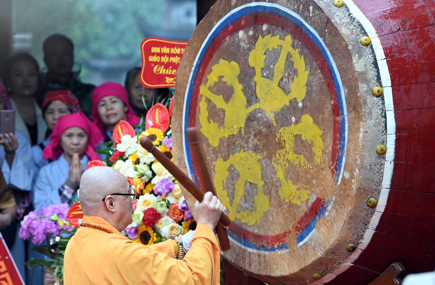 Hàng vạn phật tử và du khách đội mưa khai hội chùa Hương. 9