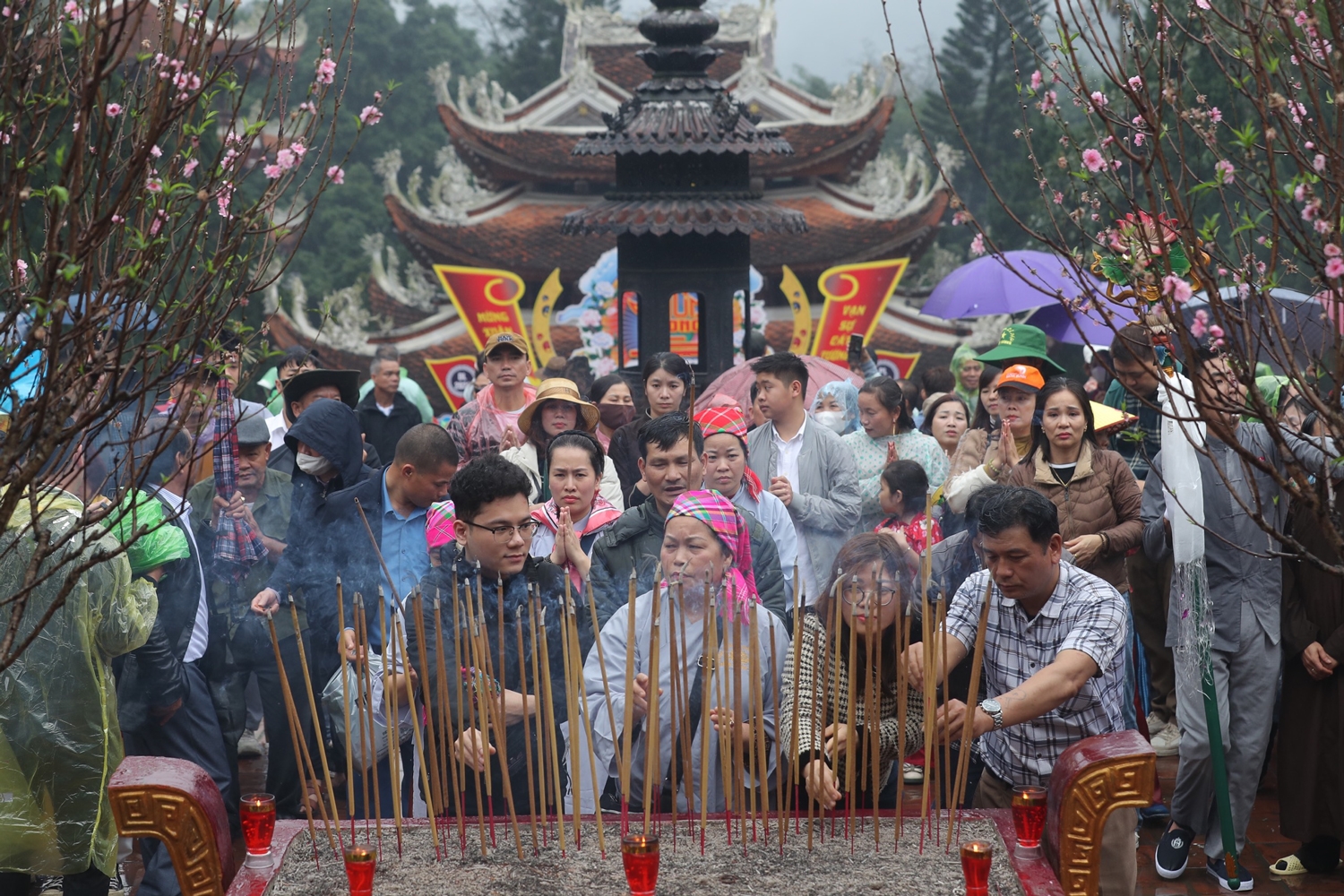 Hàng vạn phật tử và du khách đội mưa khai hội chùa Hương. 10