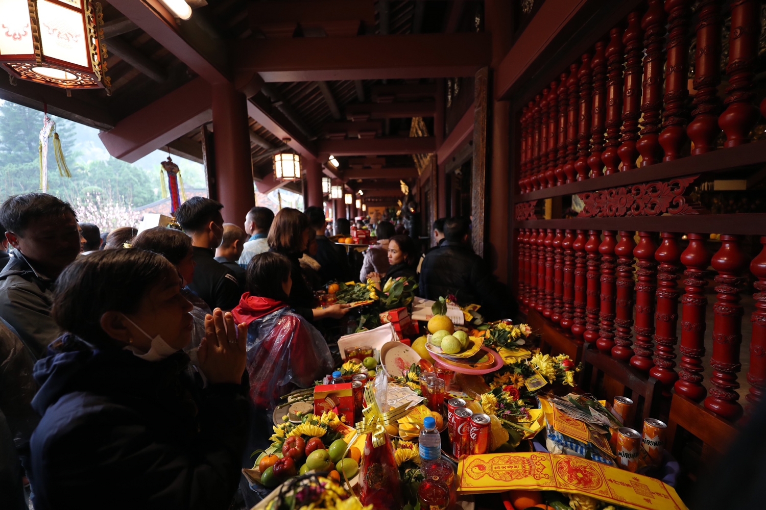 Hàng vạn phật tử và du khách đội mưa khai hội chùa Hương. 11
