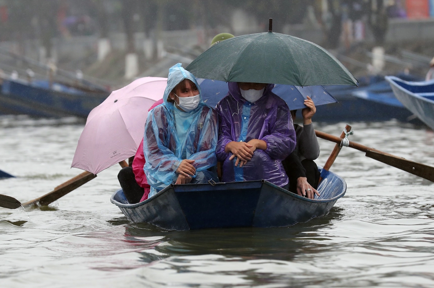 Hàng vạn phật tử và du khách đội mưa khai hội chùa Hương. 1