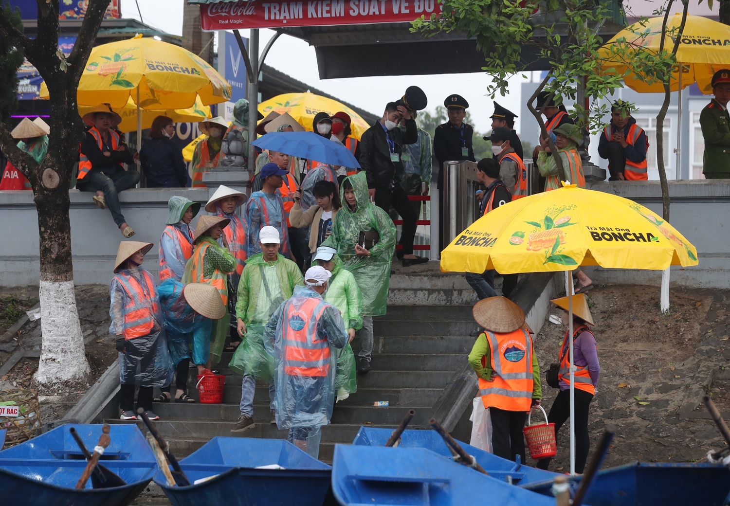 Hàng vạn phật tử và du khách đội mưa khai hội chùa Hương. 3