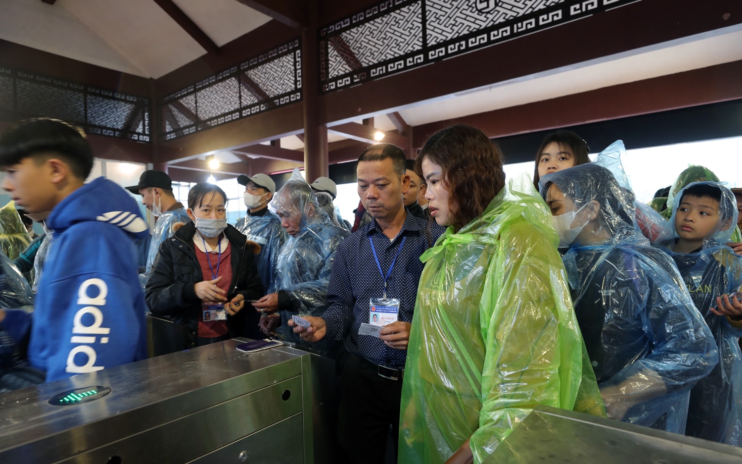 Hàng vạn phật tử và du khách đội mưa khai hội chùa Hương. 5