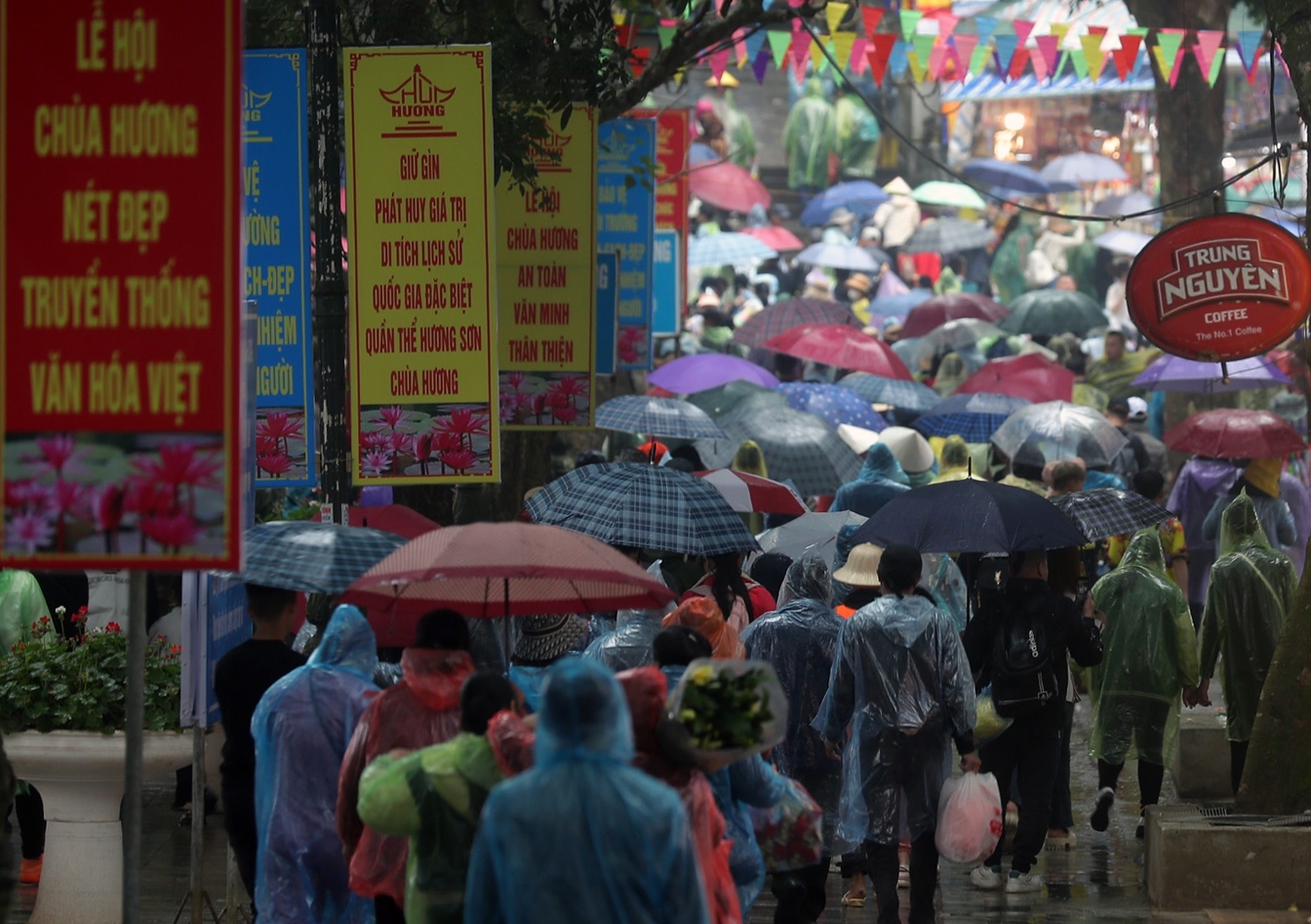 Hàng vạn phật tử và du khách đội mưa khai hội chùa Hương. 6