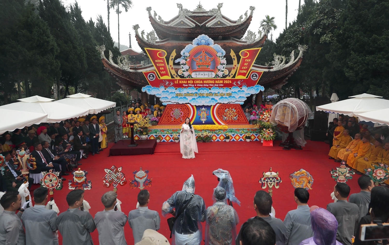 Hàng vạn phật tử và du khách đội mưa khai hội chùa Hương. 7