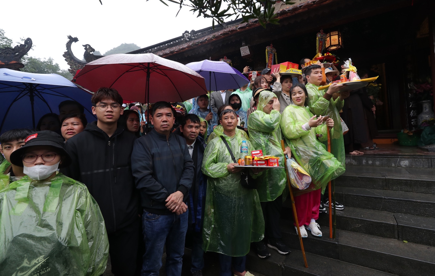 Hàng vạn phật tử và du khách đội mưa khai hội chùa Hương. 8