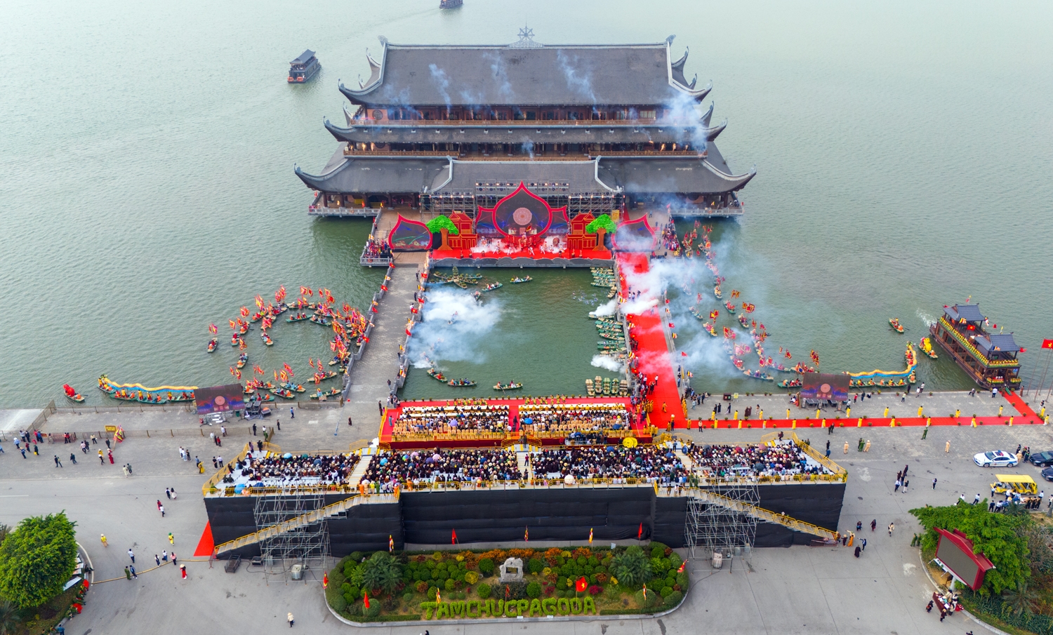 Đoàn thuyền hàng trăm chiếc rước nước khai hội xuân Tam Chúc.