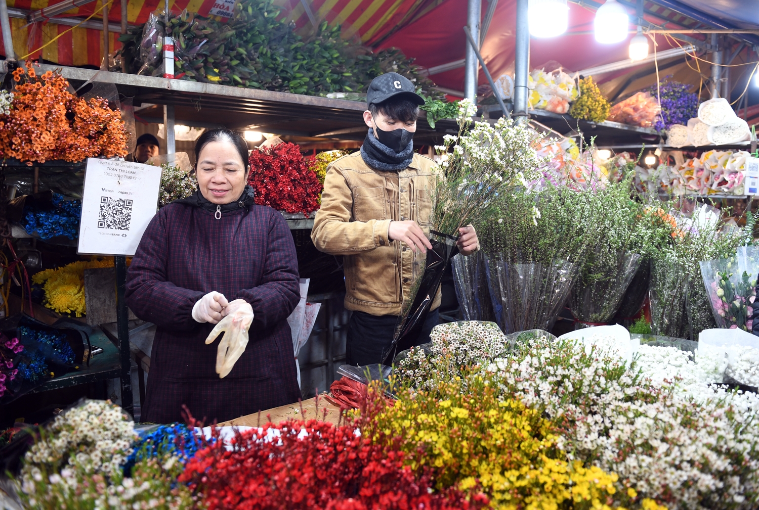 Nhộn nhịp chợ hoa lớn nhất miền bắc trước thềm xuân giáp thìn. 5