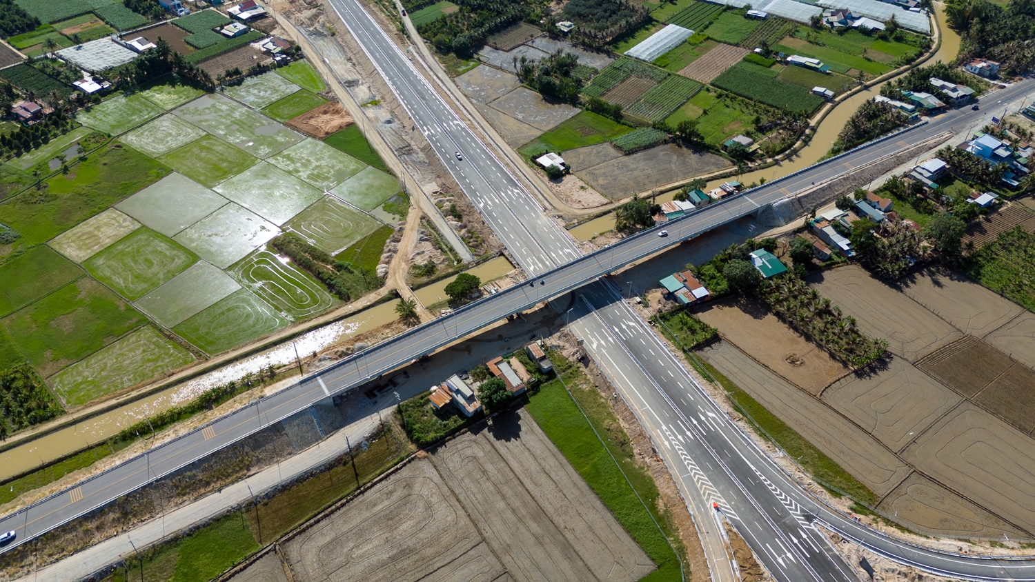Cao tốc Cam Lâm - Vĩnh Hảo thông xe, rút ngắn thời gian di chuyển tới các tỉnh nam trung bộ. 4
