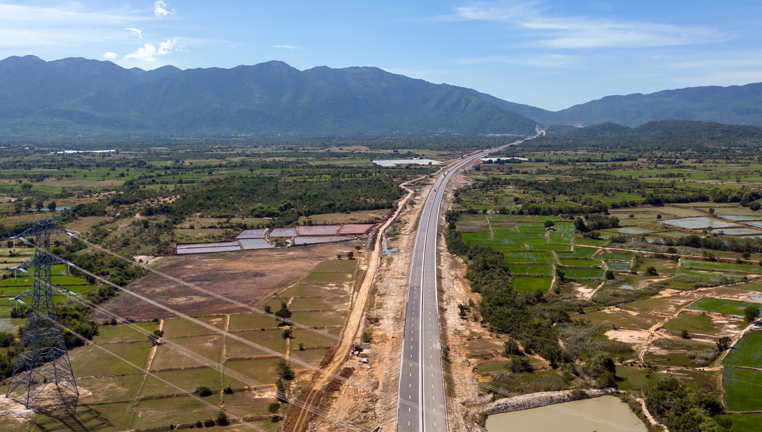 Cao tốc Cam Lâm - Vĩnh Hảo thông xe, rút ngắn thời gian di chuyển tới các tỉnh nam trung bộ. 2