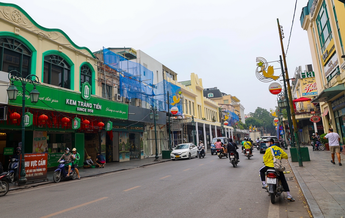 Chỉnh trang, cải tạo mặt tiền nhà dân trên phố Tràng Tiền, Hà Nội. 2