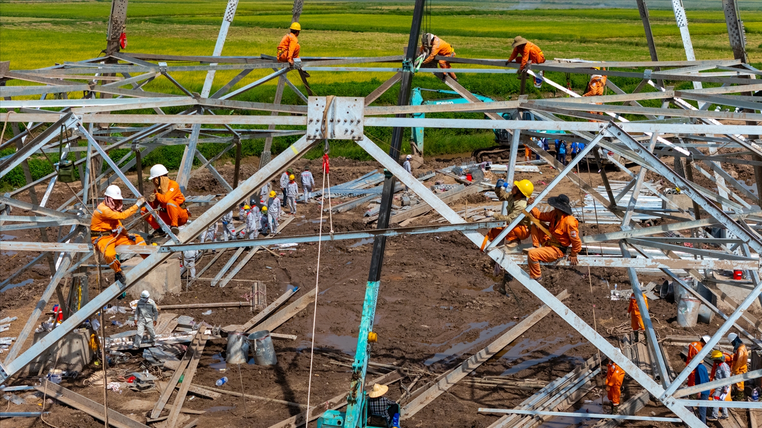 Đội nắng nóng thi công trên những công trình xây dựng đường dây 500KV mạch 3. 15