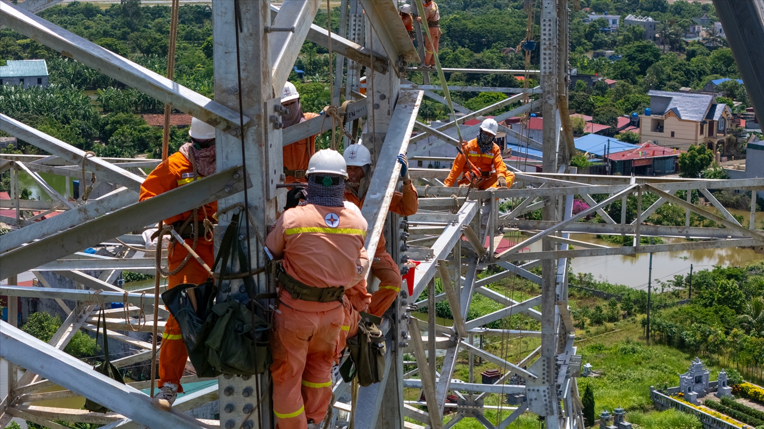 Đội nắng nóng thi công trên những công trình xây dựng đường dây 500KV mạch 3. 12