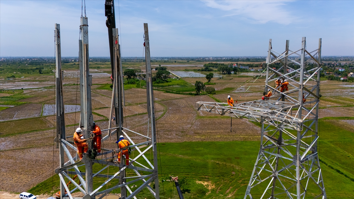 Đội nắng nóng thi công trên những công trình xây dựng đường dây 500KV mạch 3. 1