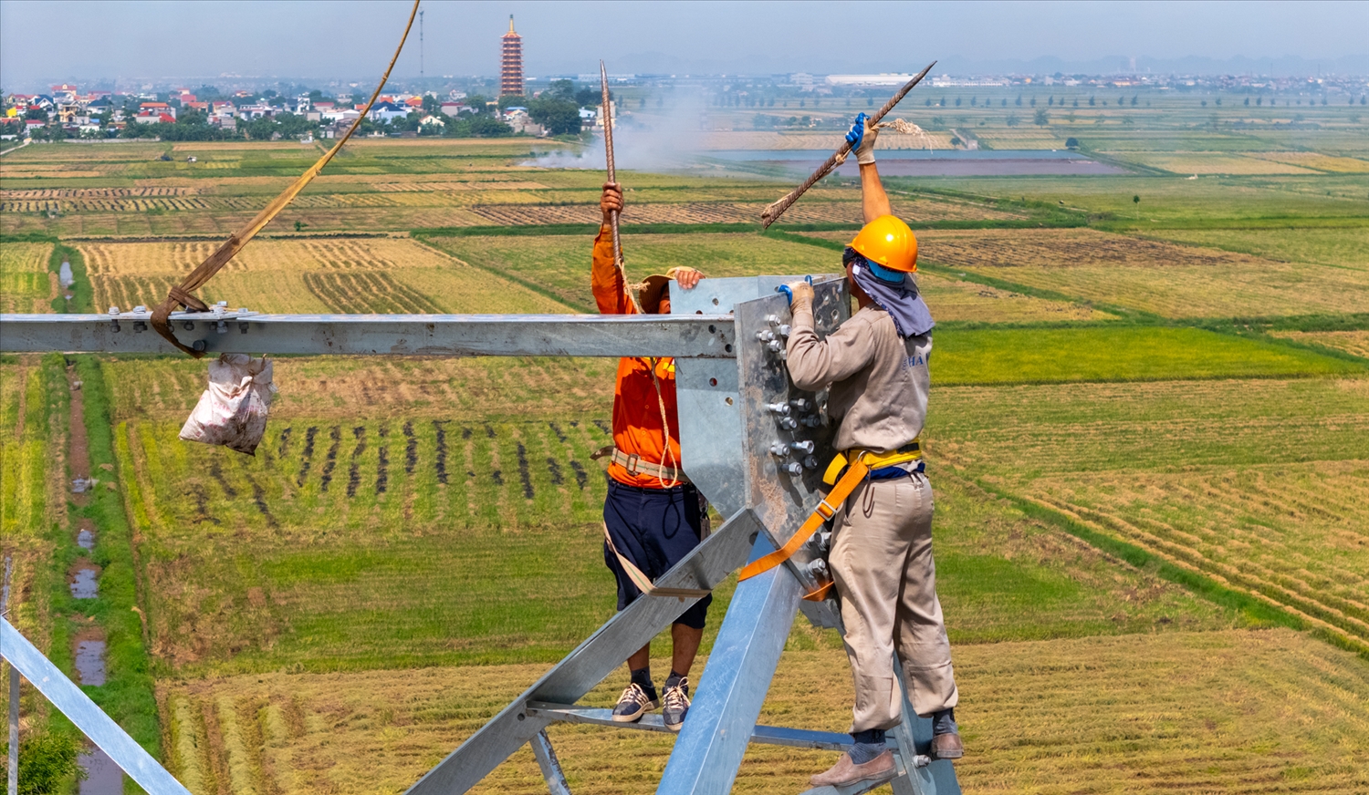 Đội nắng nóng thi công trên những công trình xây dựng đường dây 500KV mạch 3. 5