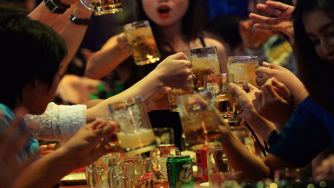 Cấm người uống rượu bia lái xe: Hãng bia Việt phàn nàn vì sụt giảm doanh số