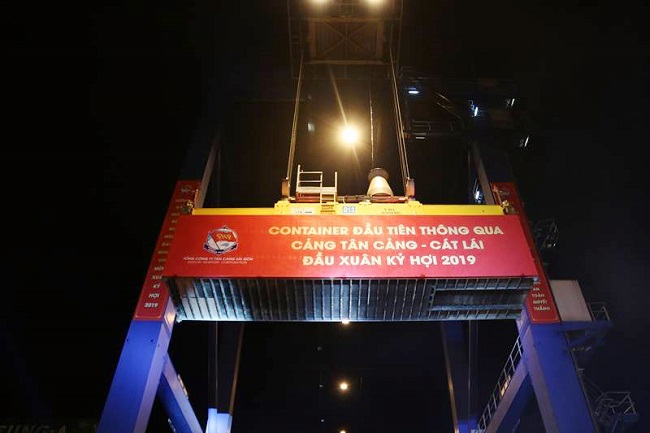 Tân cảng Sài Gòn xuất 650 container trong đêm giao thừa 1