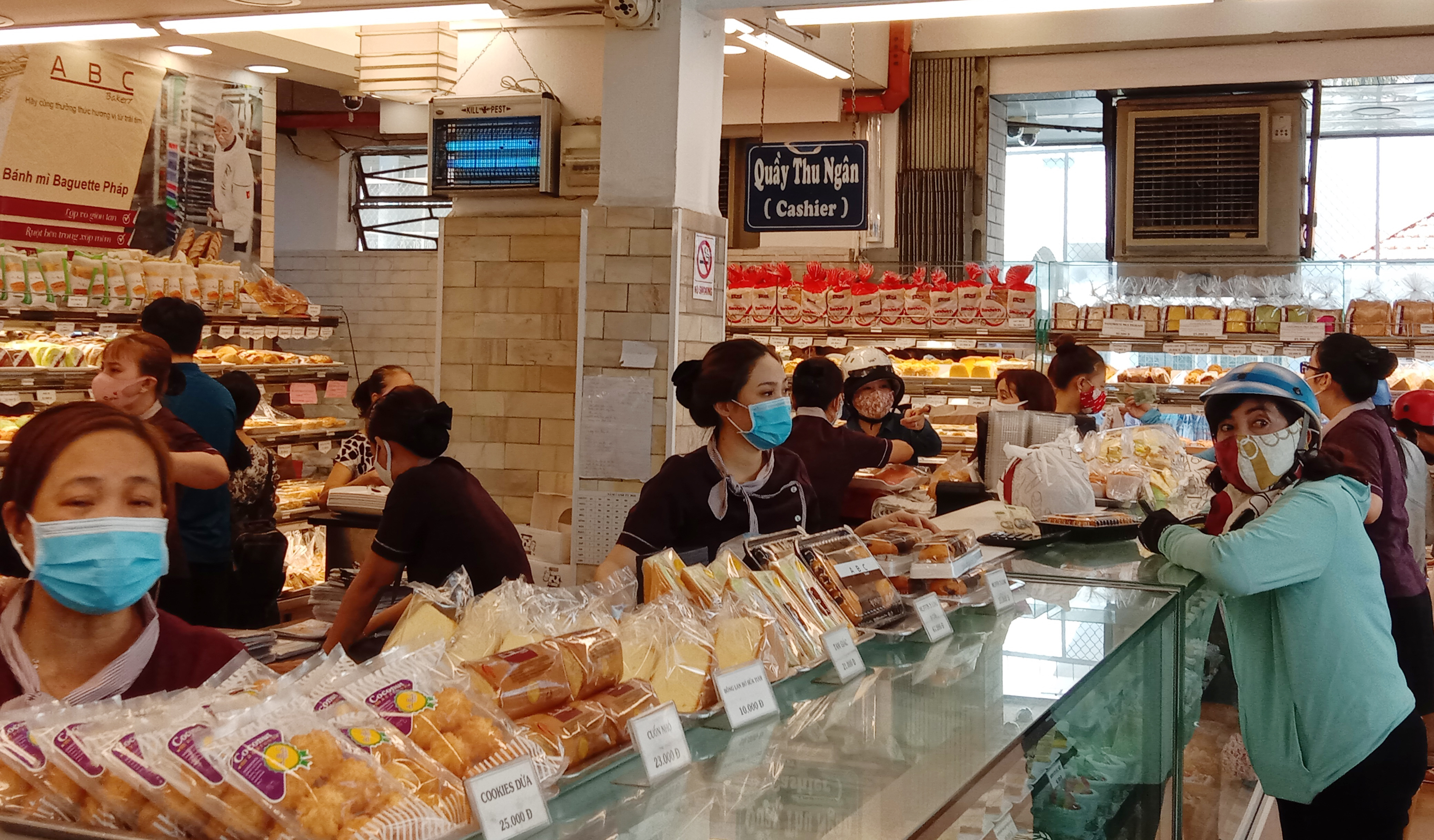 Xếp hàng dài mua bánh mì thanh long nhân sầu riêng 6 Ri 5