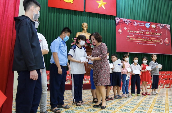 Xuân Vạn Phúc – Tết yêu thương: Van Phuc Group tặng quà Tết cho 300 trẻ em có hoàn cảnh khó khăn, mồ côi tại TP. Thủ Đức 2