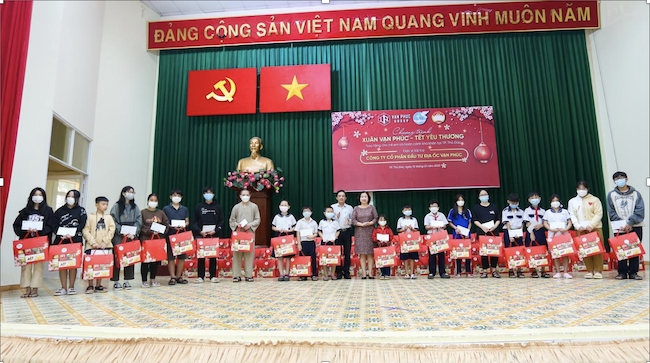 Xuân Vạn Phúc – Tết yêu thương: Van Phuc Group tặng quà Tết cho 300 trẻ em có hoàn cảnh khó khăn, mồ côi tại TP. Thủ Đức 3