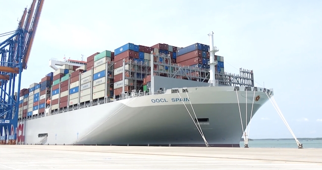 ‘Tàu mẹ’ OOCL Spain dài gần 400m cập cảng quốc tế Gemalink