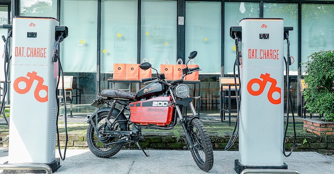 Startup xe máy điện Dat Bike phát triển trạm sạc nhanh 20 phút