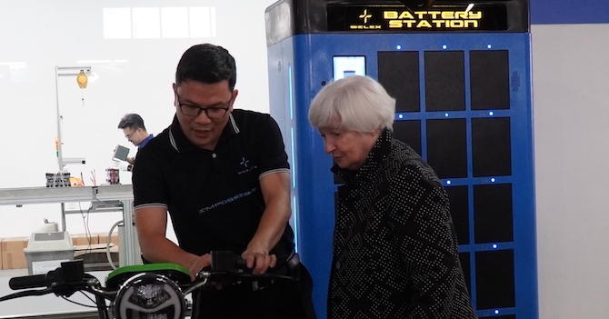 Bộ trưởng tài chính Mỹ cầm lái xe máy điện Việt Nam 1