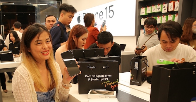 Người Việt nhận iPhone 15 lúc nửa đêm