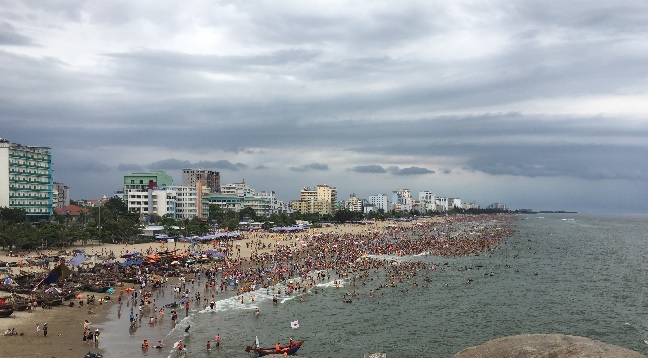 Bãi biển Sầm Sơn đông nghẹt khách mùa du lịch 