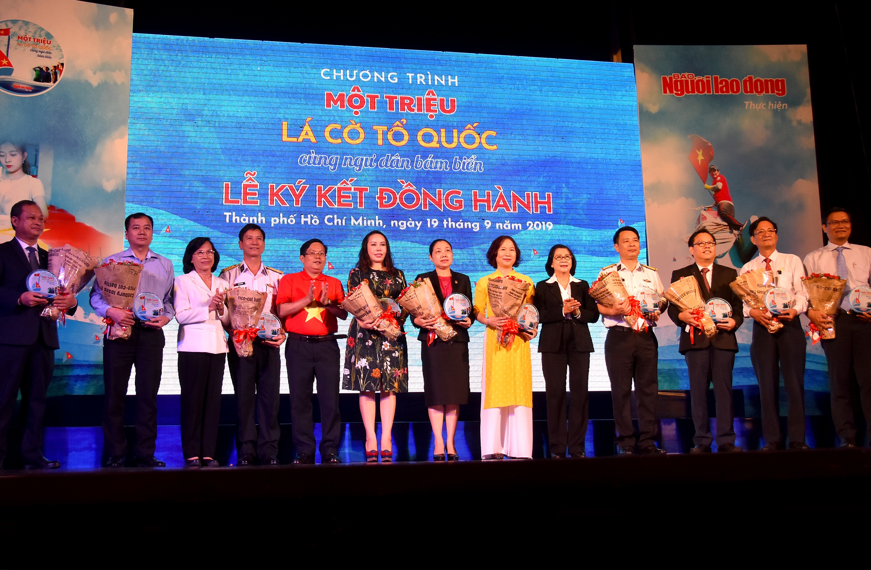 Nam A Bank trao cờ Tổ quốc chung tay bảo vệ biển đảo Việt Nam 1