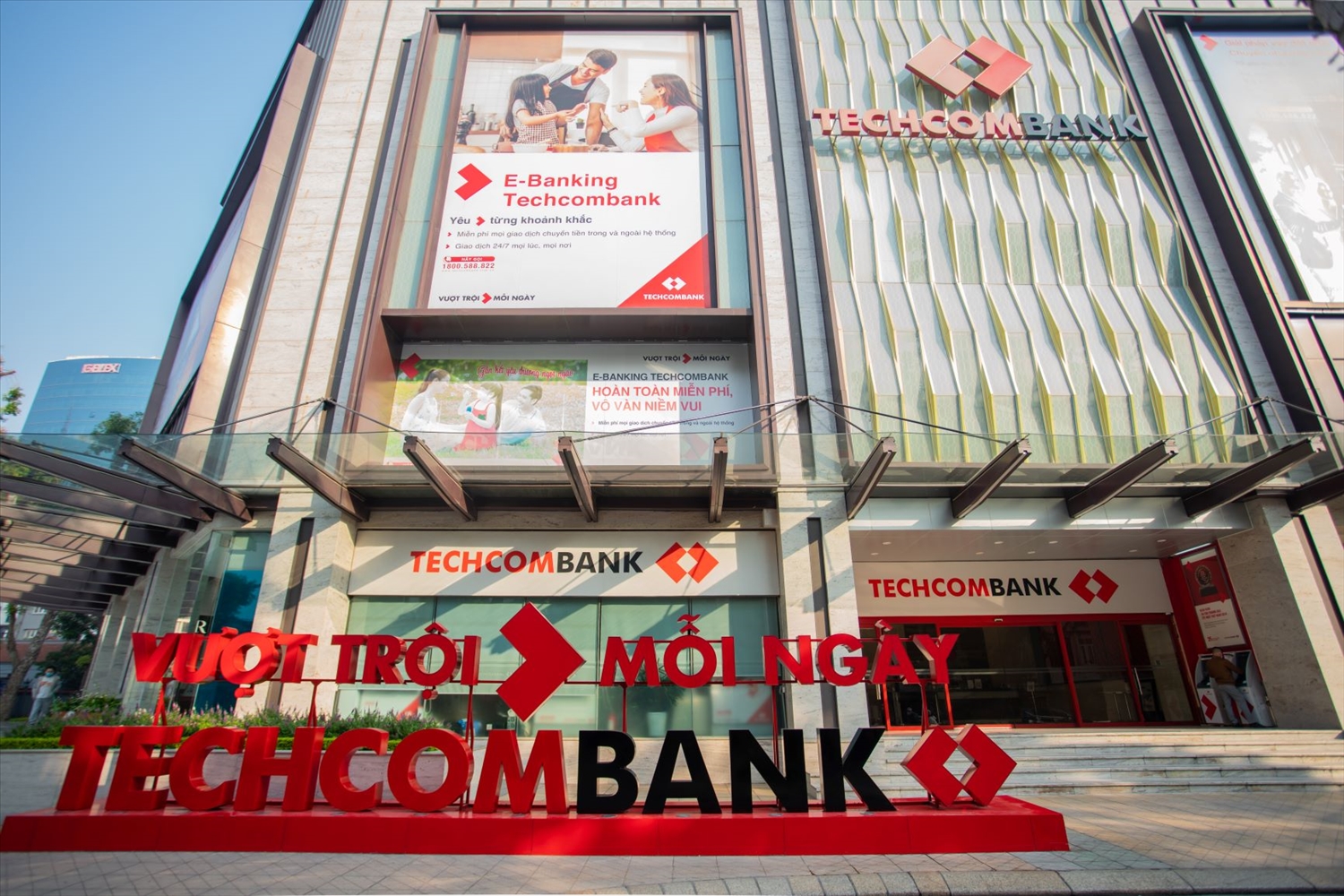 Techcombank lãi trước thuế hơn 14.000 tỷ đồng sau nửa năm