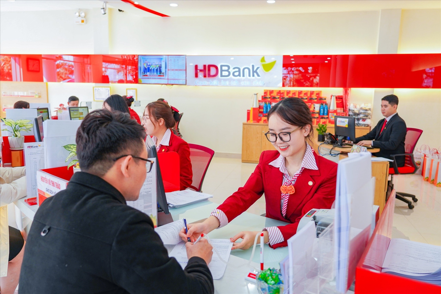 Khách hàng phấn khởi nhận thưởng hàng trăm triệu đồng khi gửi tiết kiệm tại HDBank 1