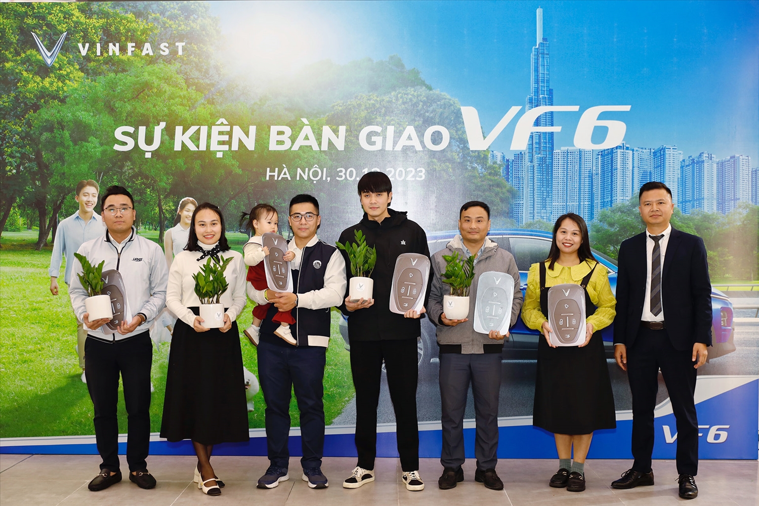 VinFast bàn giao xe VF6 đầu tiên cho khách hàng