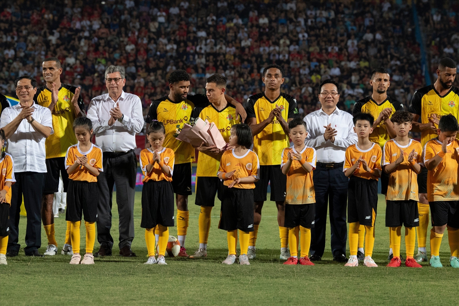 Lễ hội bóng đá Brazil – Việt Nam tại sân vận động Hàng Đẫy