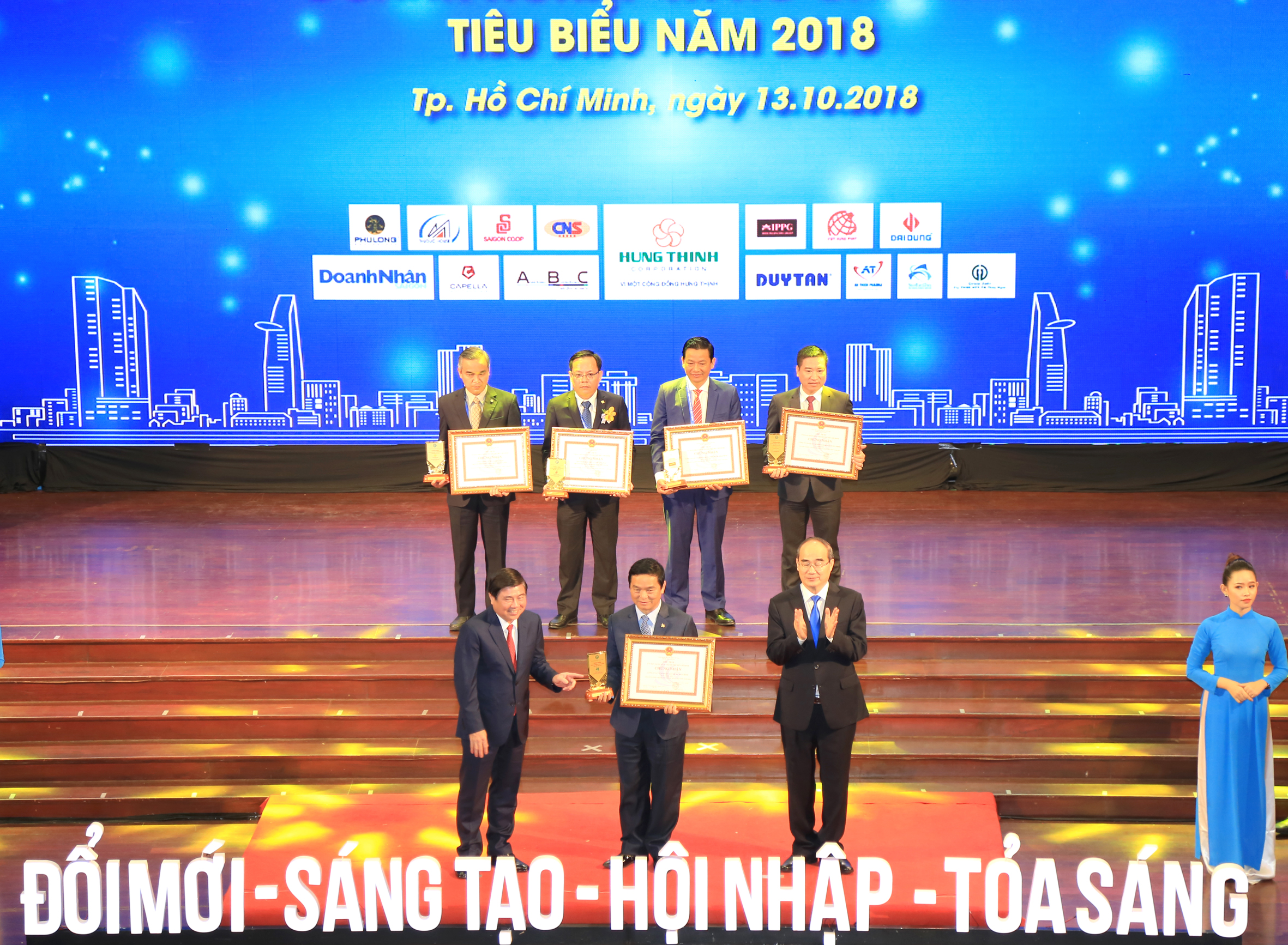 Hòa Bình Corporation vinh dự Top 10 Doanh nghiệp TP.HCM tiêu biểu 2018