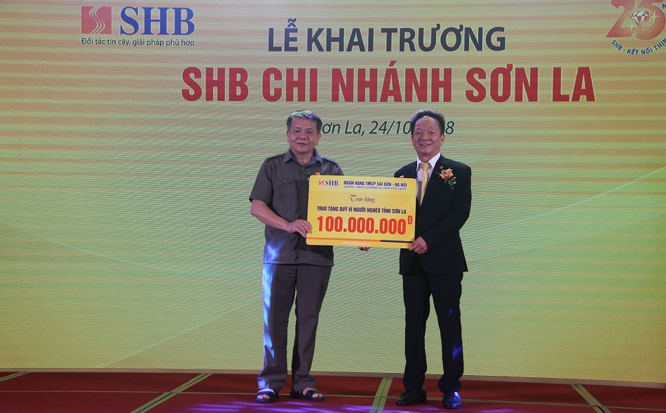 hủ tịch HĐQT SHB – ông Đỗ Quang Hiển trao tặng món quà trị giá 100 triệu đồng cho quỹ “Vì người nghèo tỉnh Sơn La”