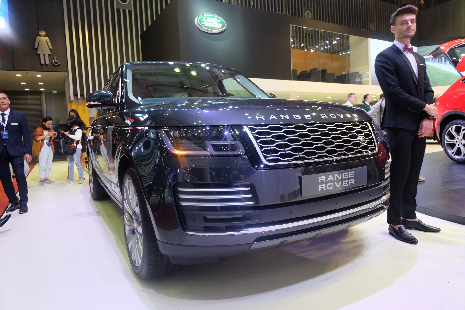 Jaguar Land Rover Việt Nam chính thức ra mắt mẫu xe Jaguar E-PACE và Range Rover mới