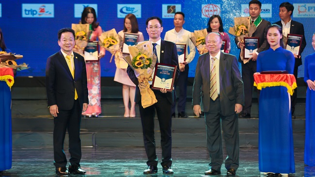 Văn Phú - Invest nhận bằng khen tại Đêm doanh nghiệp 2019