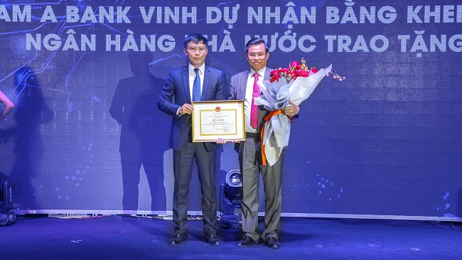 Nam A Bank nhận bằng khen của Thống đốc Ngân hàng Nhà nước