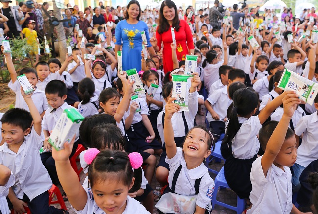 Hơn 60.000 cây xanh và 119.000 ly sữa được Vinamilk dành tặng cho trẻ em Hà Nội 7