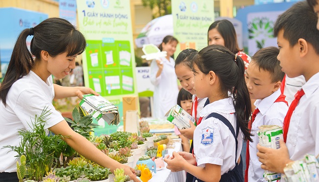 Hơn 60.000 cây xanh và 119.000 ly sữa được Vinamilk dành tặng cho trẻ em Hà Nội 10