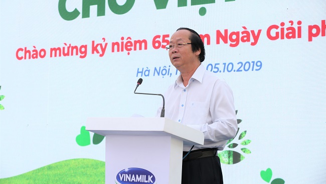 Hơn 60.000 cây xanh và 119.000 ly sữa được Vinamilk dành tặng cho trẻ em Hà Nội