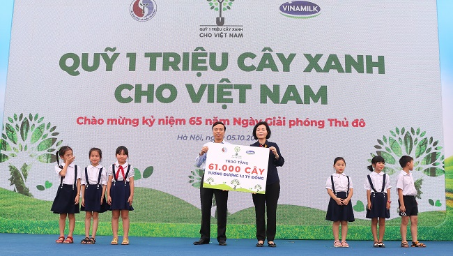 Hơn 60.000 cây xanh và 119.000 ly sữa được Vinamilk dành tặng cho trẻ em Hà Nội 1