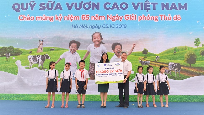 Hơn 60.000 cây xanh và 119.000 ly sữa được Vinamilk dành tặng cho trẻ em Hà Nội 2