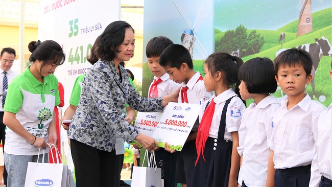 Hơn 60.000 cây xanh và 119.000 ly sữa được Vinamilk dành tặng cho trẻ em Hà Nội 3
