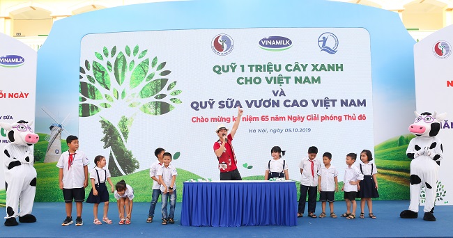 Hơn 60.000 cây xanh và 119.000 ly sữa được Vinamilk dành tặng cho trẻ em Hà Nội 4